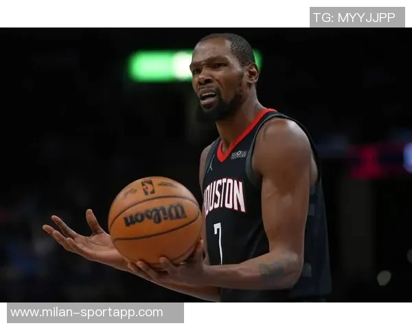 杜兰特表现稳定半场8投5中贡献11分5助攻助力球队争胜