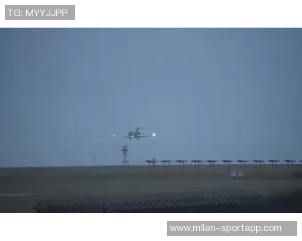 太阳报报道格伊飞机降落前突发状况紧急中止降落引发关注