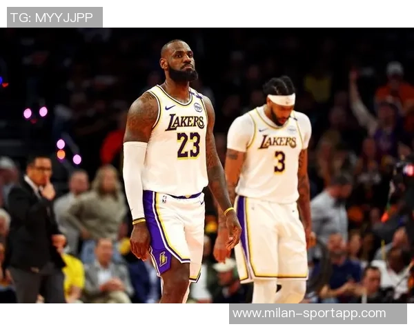 老詹在湖人战术体系中的定位分析与角色转变探讨