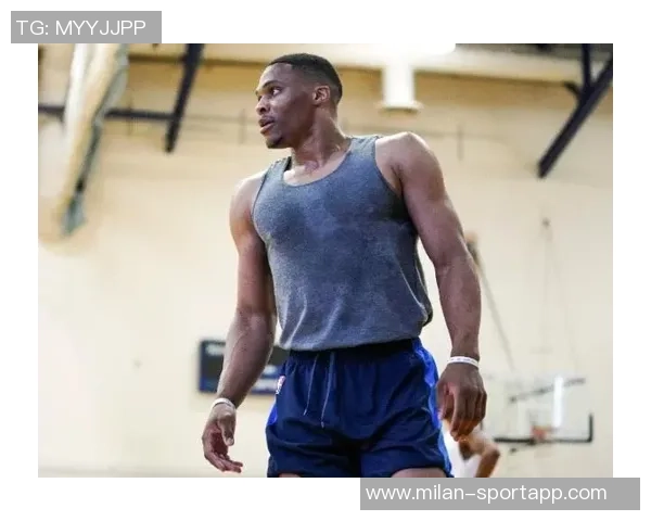 字母哥身穿43号球衣训练双臂肌肉线条惊艳全场引发热议