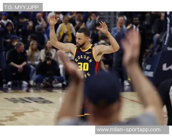 库里生涯再创佳绩12记三分领衔克莱与其他球员共计五次精彩表现 库里生涯再创佳绩12记三分领衔克莱与其他球员共计五次精彩表现